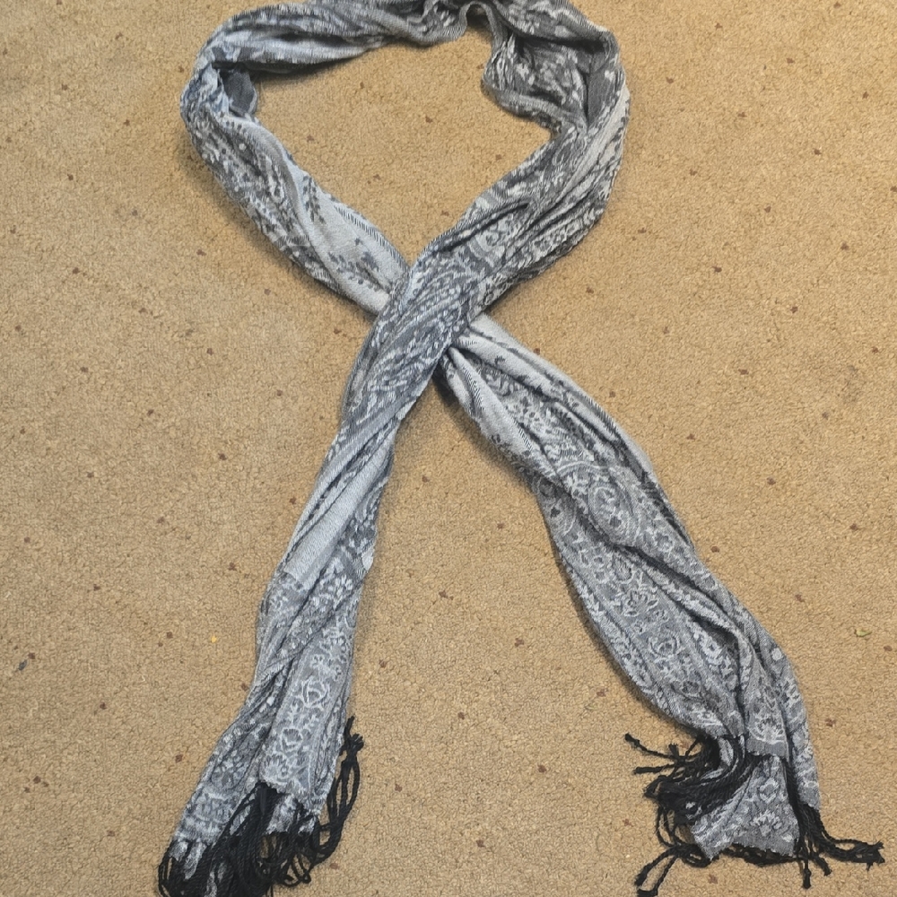 Elegant Gray Patterned Scarf